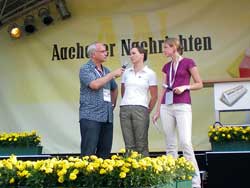 Nicole Maier von Hand ans Pferd auf dem CHIO 2009